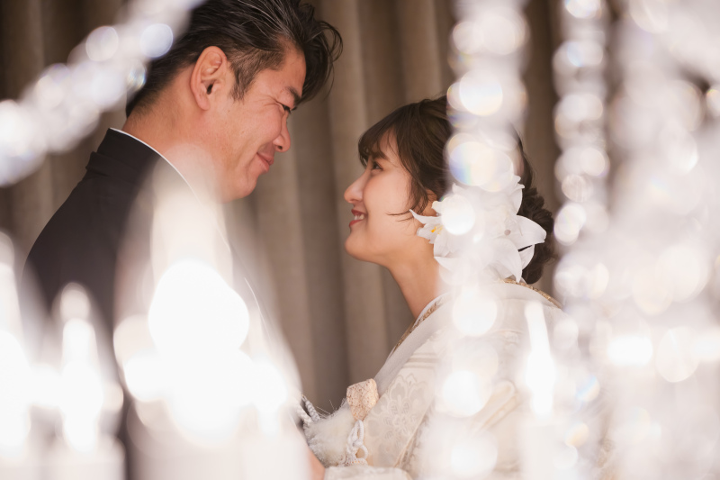 シャンデリア越しに