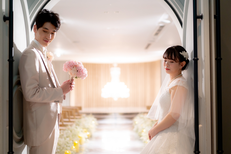 光に導かれて、チャペルの扉へ