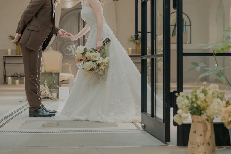 手を取り合って