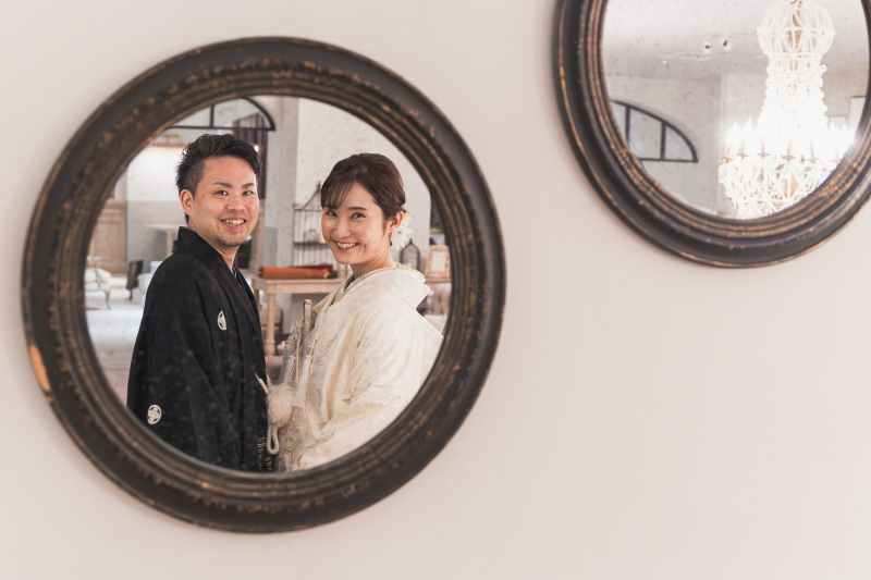 鏡越しでおふたり笑顔で