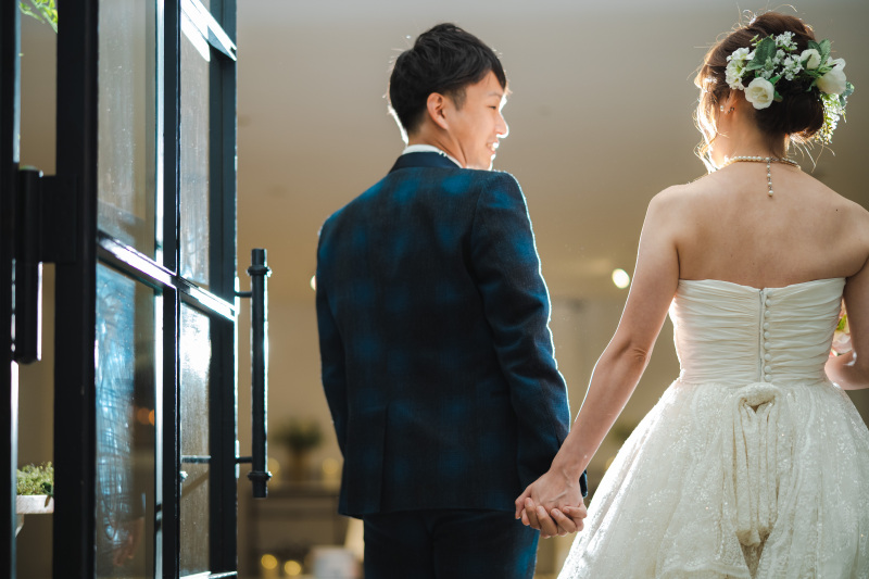 新婦様の手を引いて