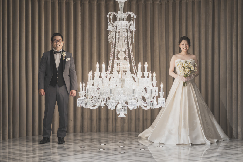 シャンデリアを挟んで