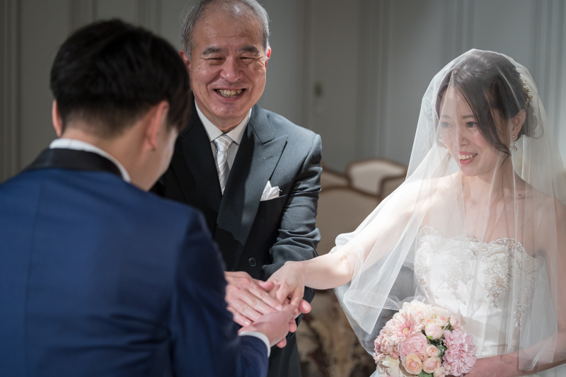 新郎様へバトンタッチ