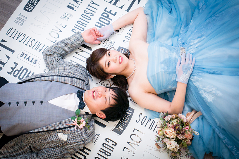 寝転びショットでキュートに♡