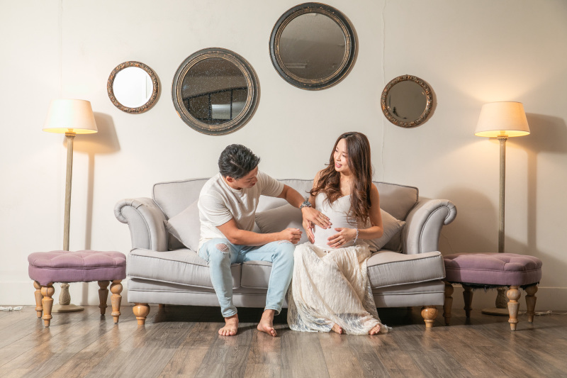 ソファーでくつろぎながら