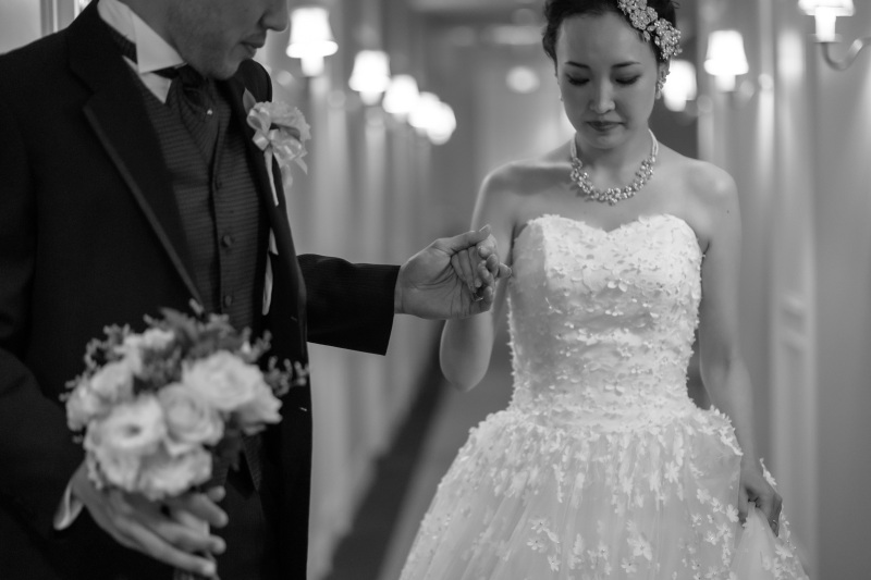 新郎様に手を引かれて...