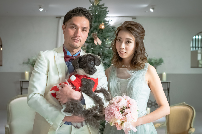 クリスマスツリーの前で