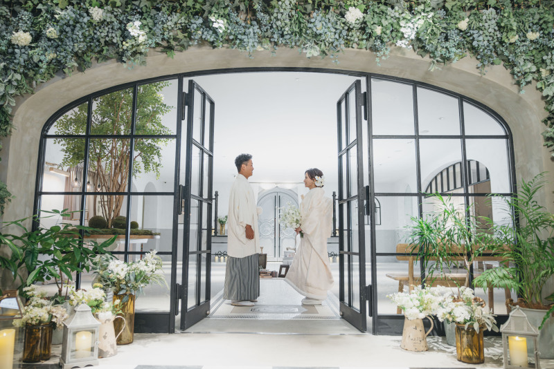 グリーンに純白衣装が映えて