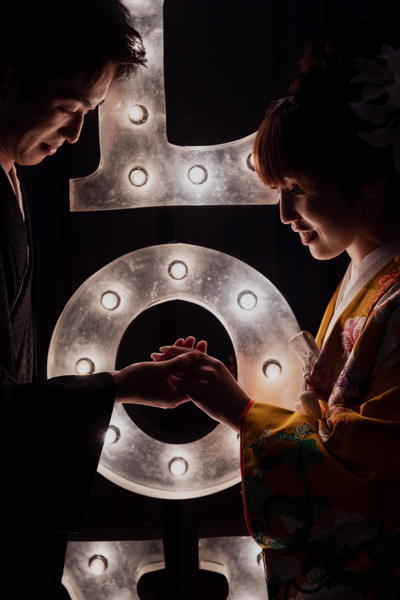 手をとり合って