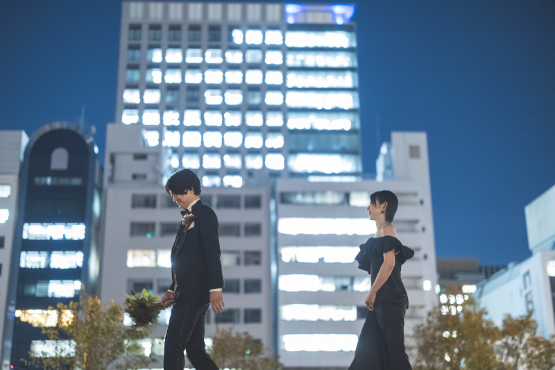 大阪の街を背景に&hellip;♡