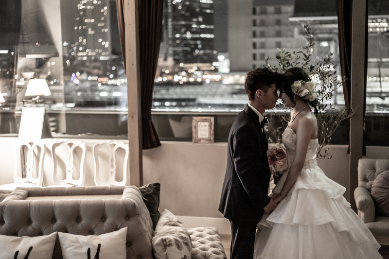 夜景をバックに