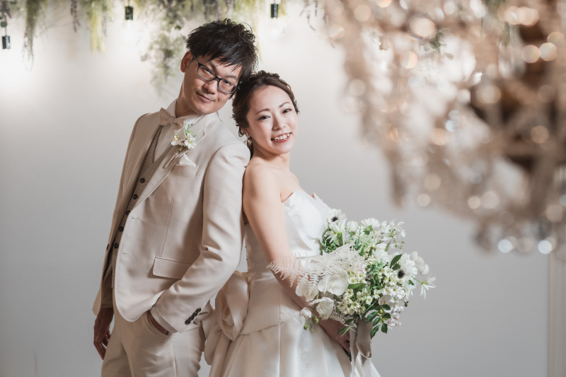 シャンデリア越しに