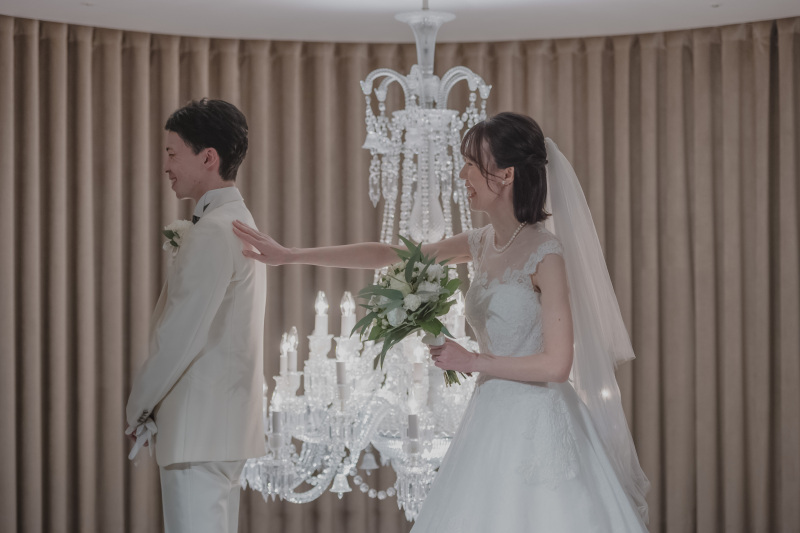 緊張の中、そっと新郎さまの肩をトントン