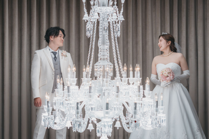 バカラ社製シャンデリアをメインに