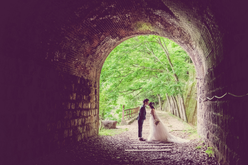 トンネルに差し込む自然光