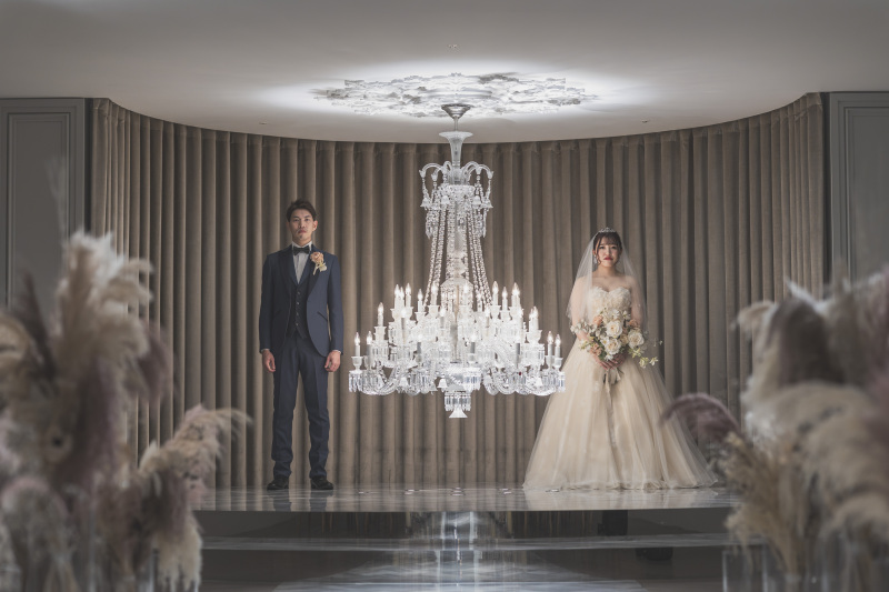 シャンデリアの横で