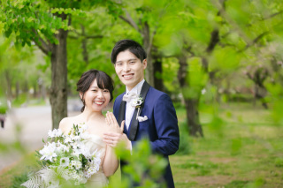 緑に囲まれての洋装ロケーションフォト