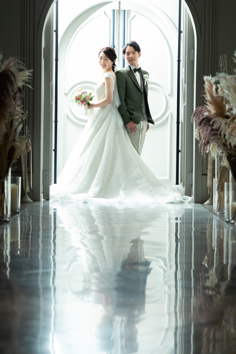 バージンロードに写るお二人