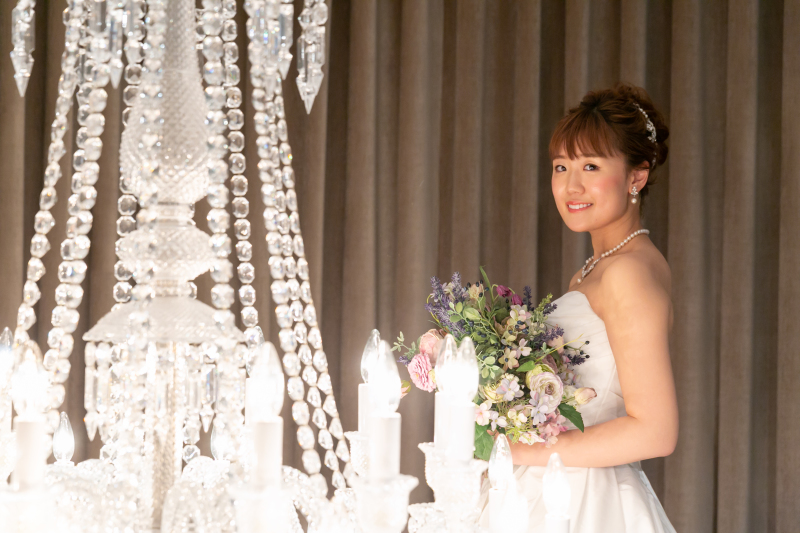 シャンデリア越しに