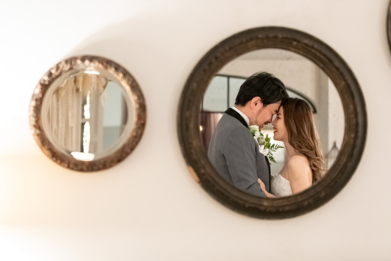 鏡越しに見つめ合うお二人...