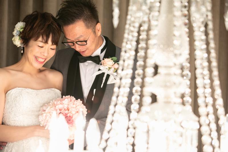 シャンデリア越しに