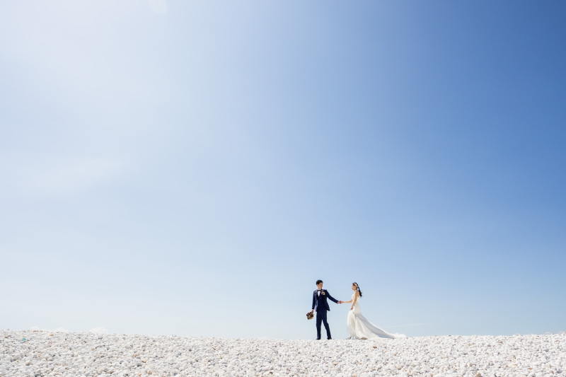真っ白なビーチと青い空をバックに