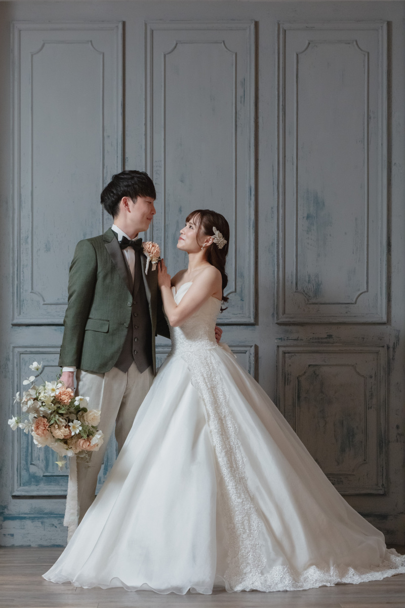 おふたり寄り添いながら見つめあって