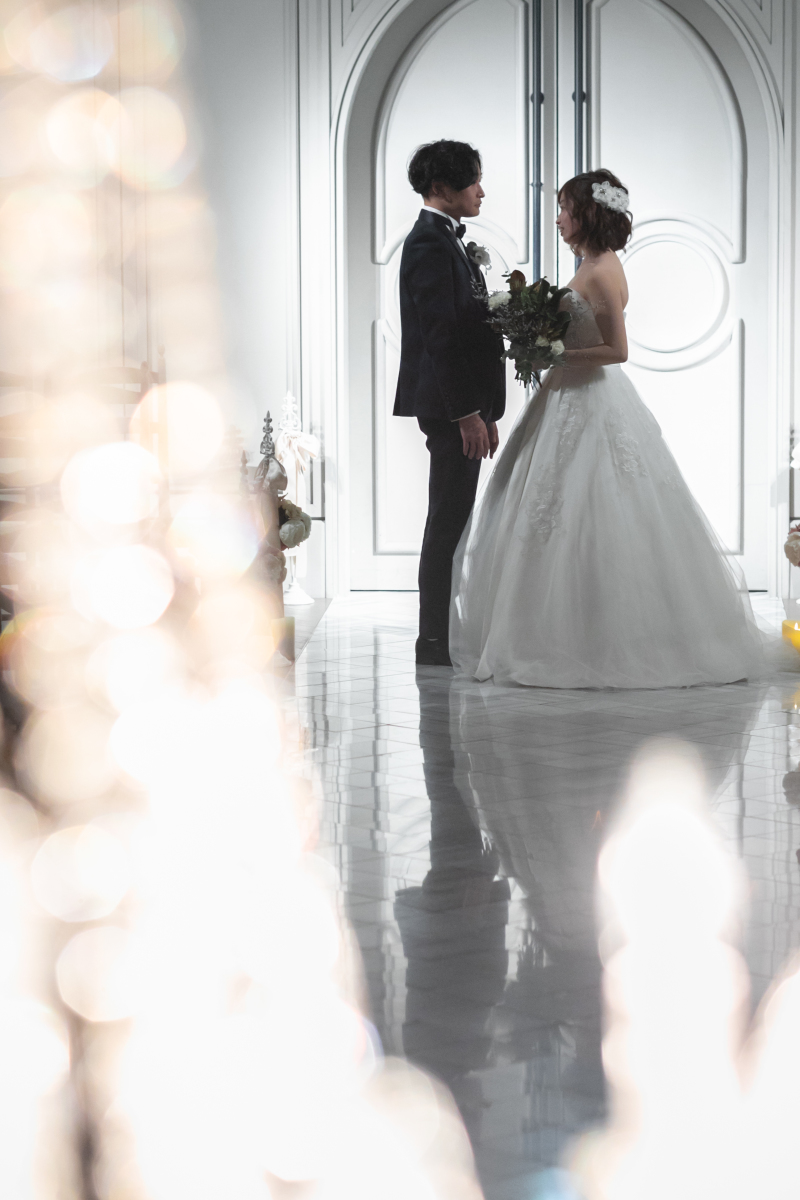 チャペルでシャンデリア越しに...