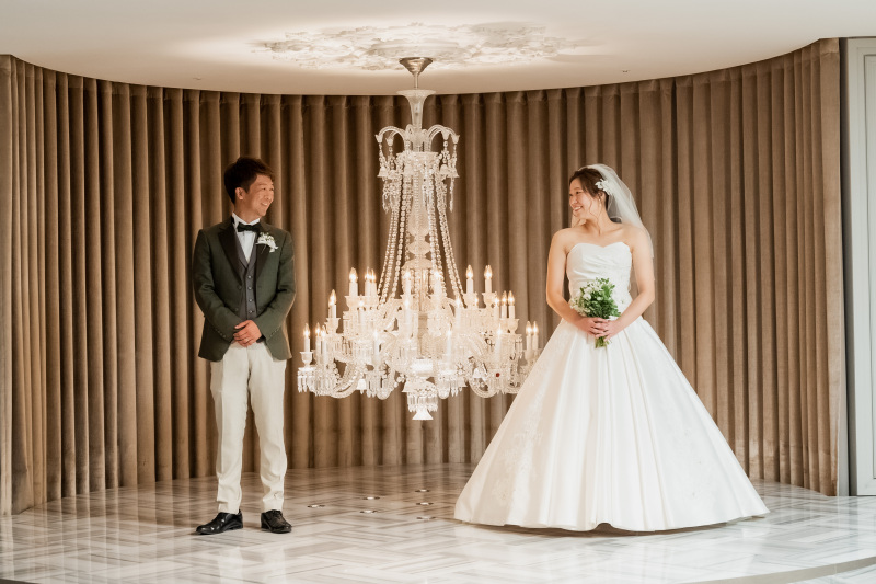 シャンデリアを挟んで