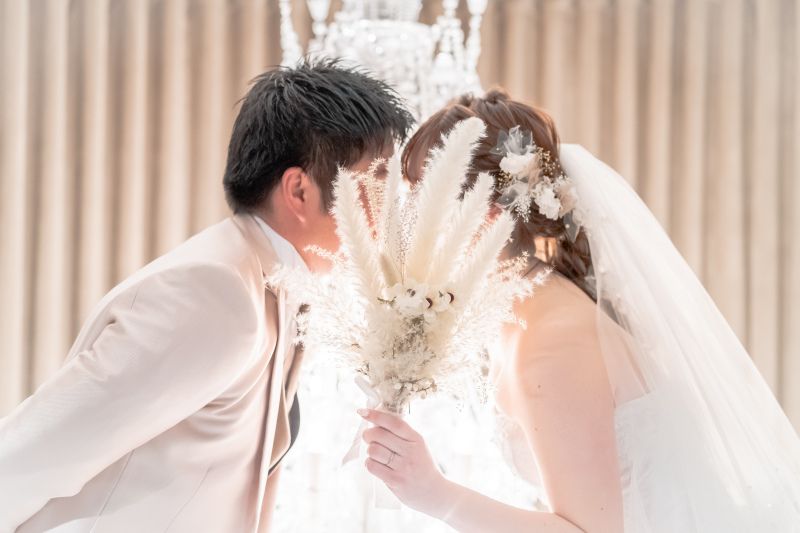 大きなブーケを使って口元を隠して♡