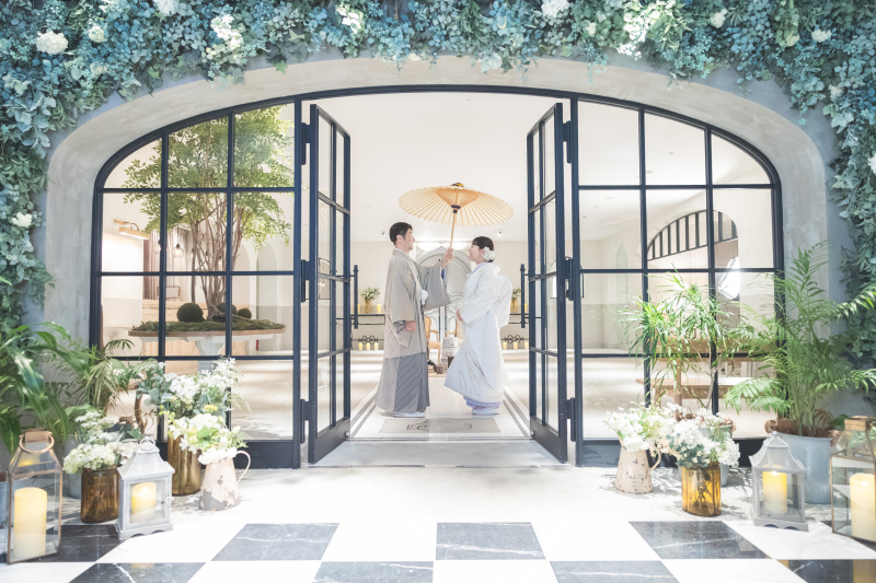 グリーンが広がるエントランスにて