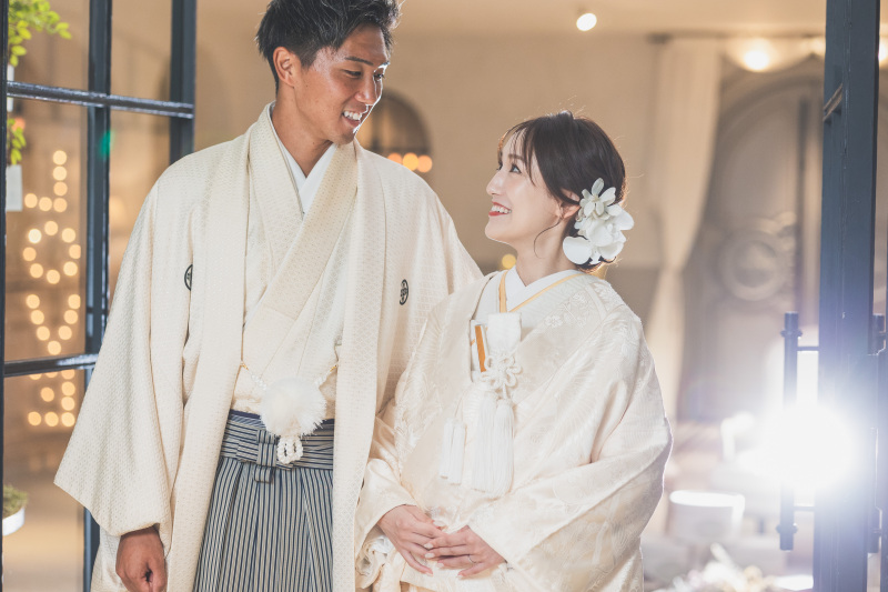 おふたり見つめ合いながら寄り添って