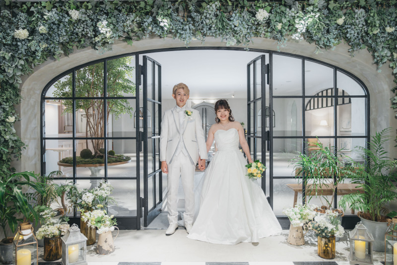 緑に囲まれたエントランスで