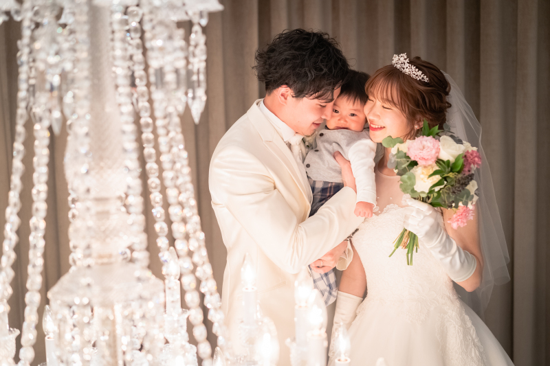 シャンデリアの暖かな温もりの中