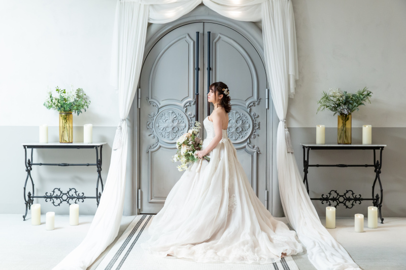 扉前で新婦様ソロショット