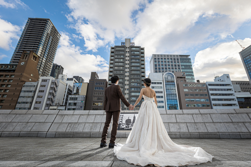 都会の街並みと共に