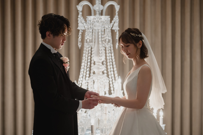 新郎から新婦へ指輪交換