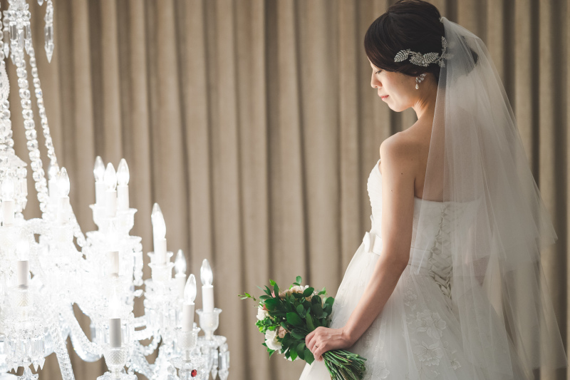 シャンデリアの前でソロショット