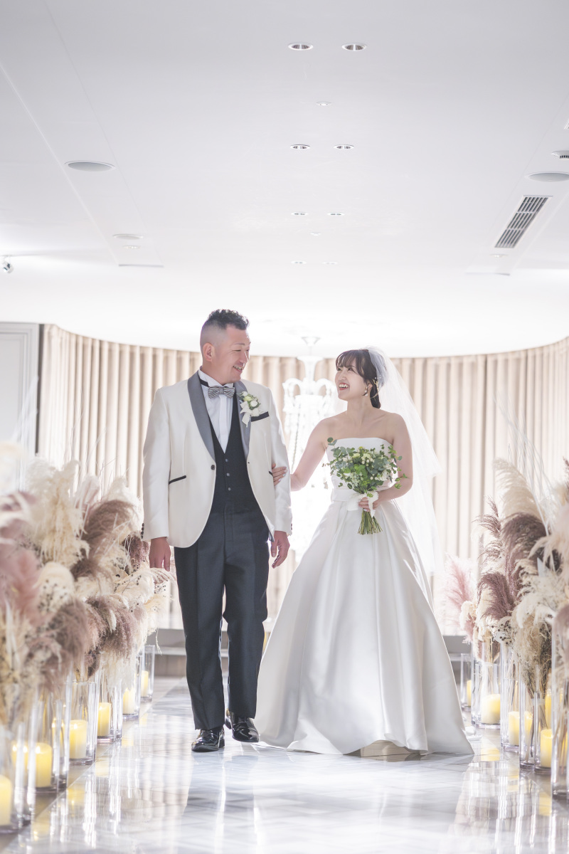 バージンロードを歩くお２人♪