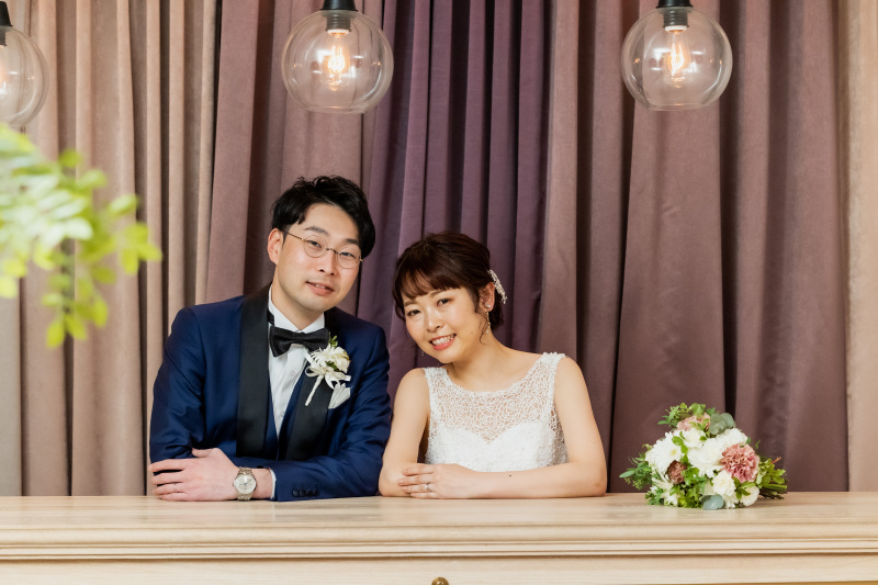 カウンター越しに