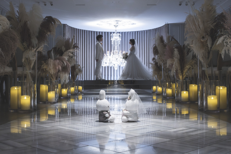 シャンデリアの前で＊