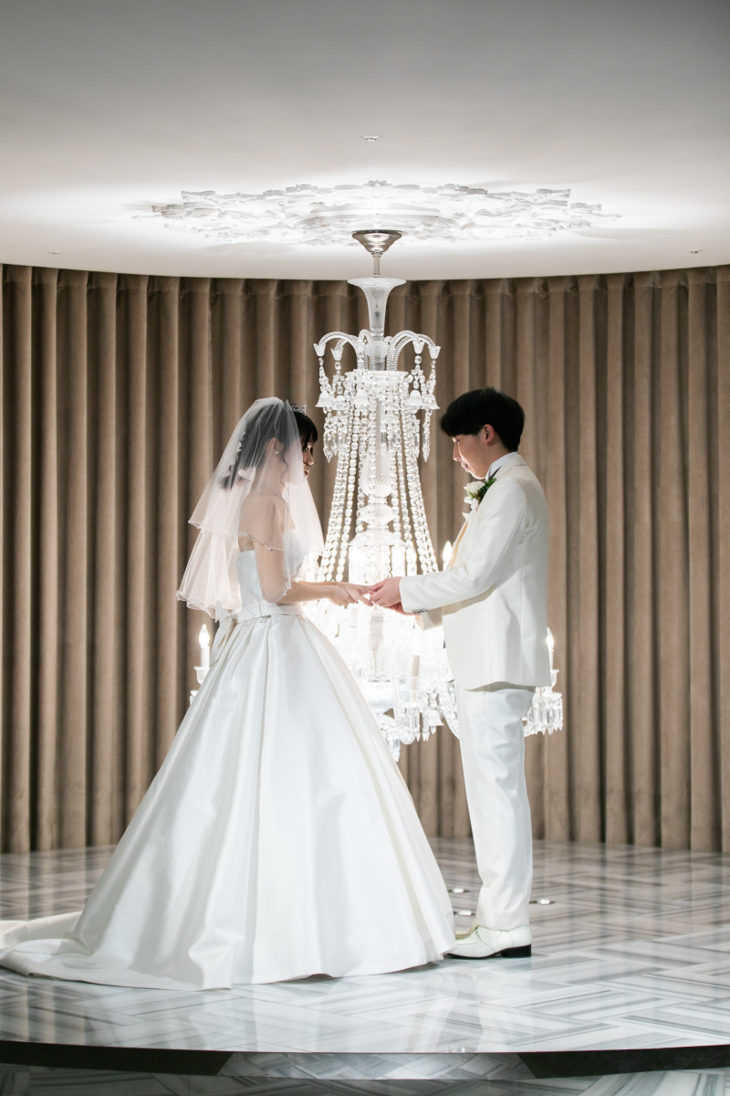 バカラのシャンデリアの前で…