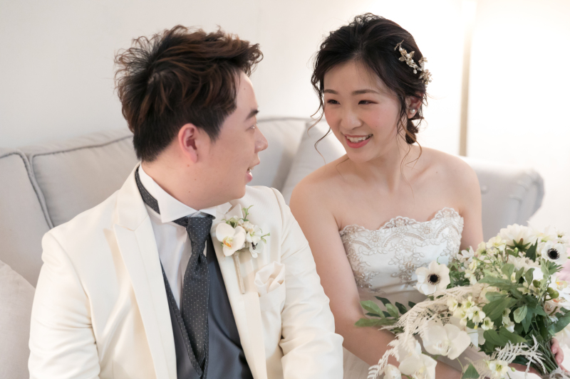 フォトブースにあるソファーに腰掛けて