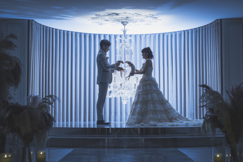 シャンデリアの前で・・・