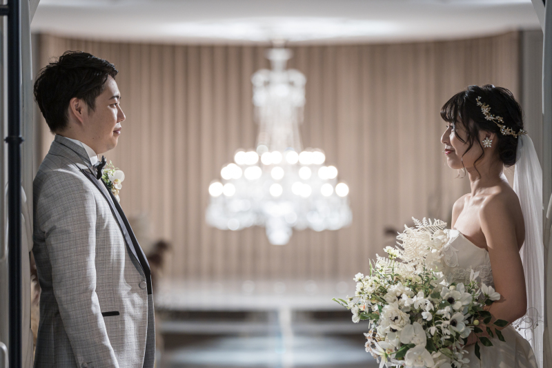 シャンデリア越しに