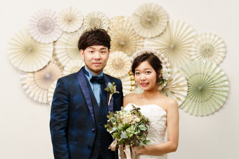 ペーパーファンの前で