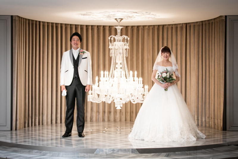 シャンデリア前で