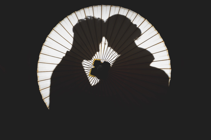 白い番傘でお二人のシルエットを