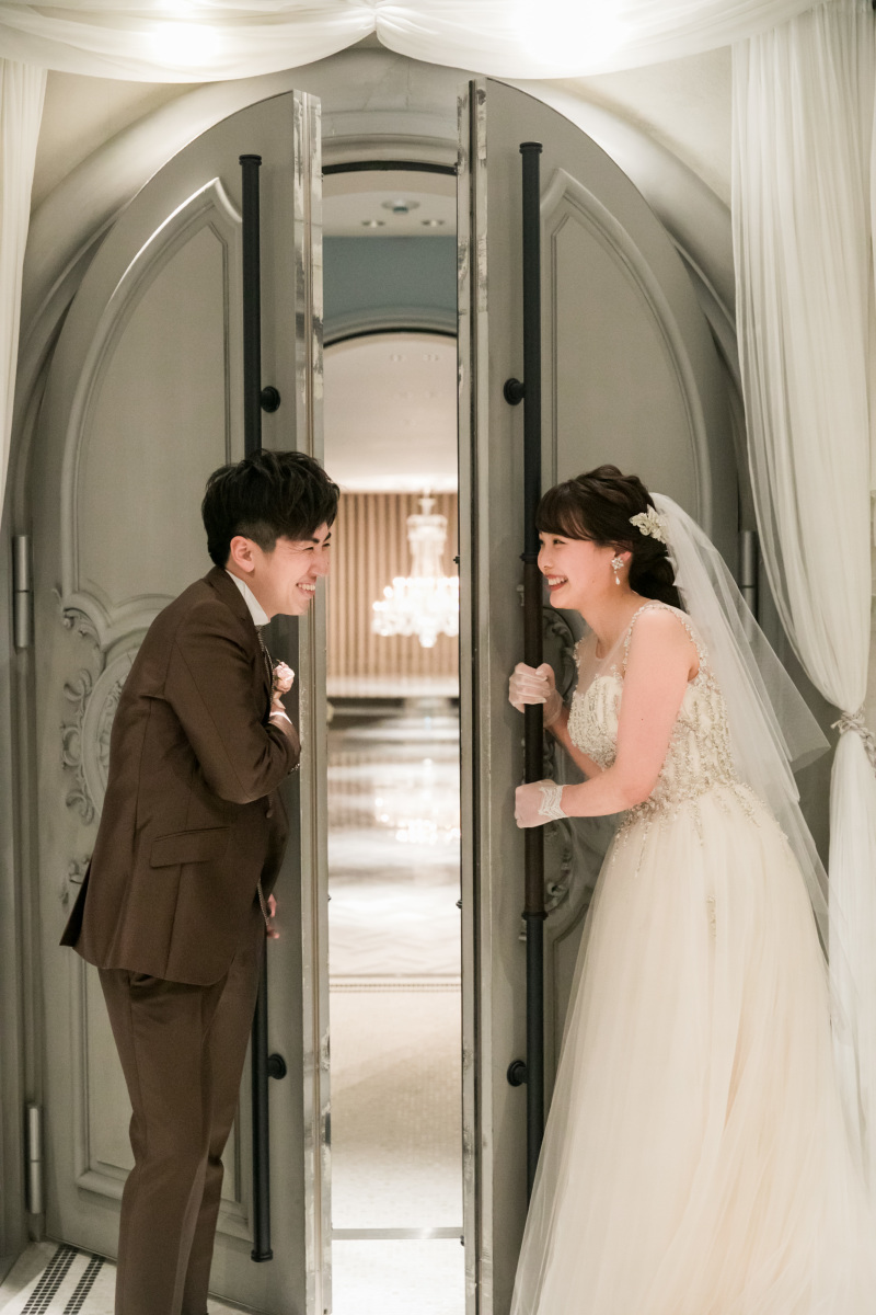 チャペル扉前で