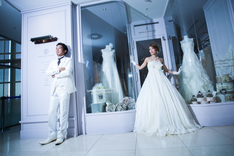 ドレスショップ前でマネキンポーズ！